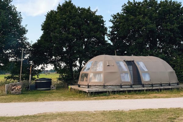 Tested by Glampings: Riverdome met hottub van Vakantiepark Mölke